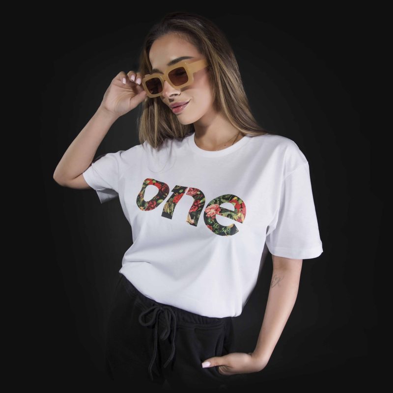 Weißes breites Damen T-shirt Flower One - 03