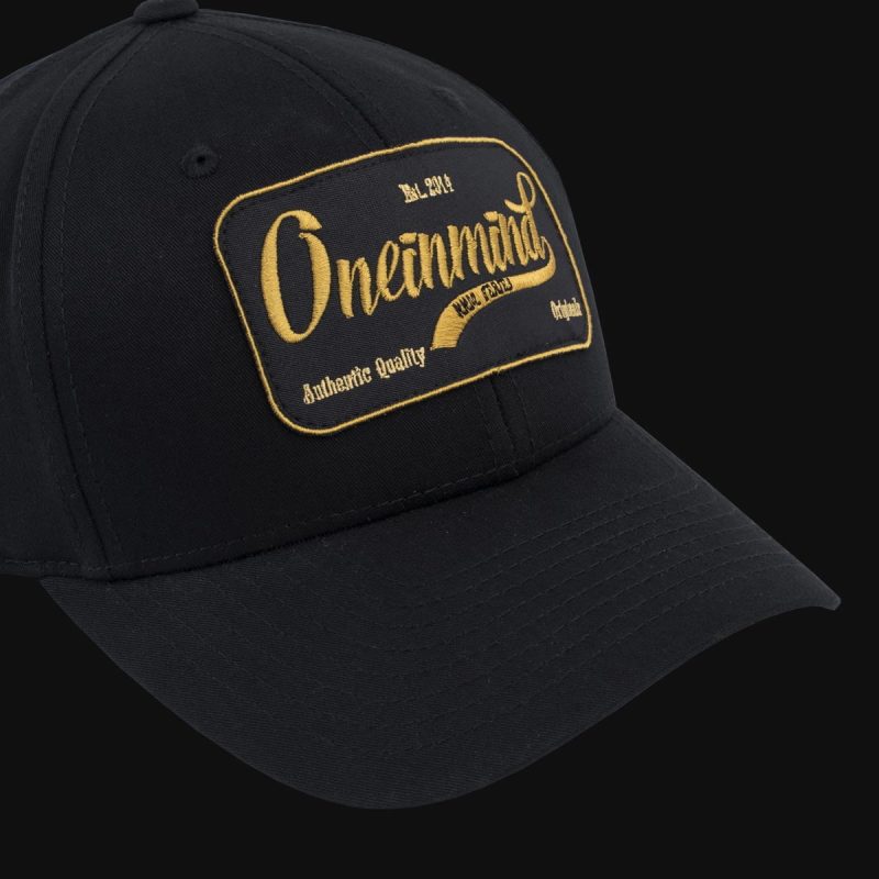 Kappe schwarz mit Verschluss Gold Script - 03