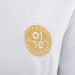herren-t-shirt-weiss-in-uebergroesse-gold-one-02