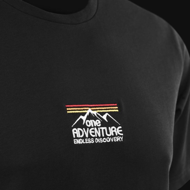 schwarzes-herren-t-shirt-in-uebergroesse-adventure-one-v2-02